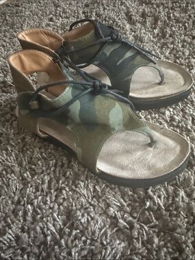 Women's Olive Camouflage Thong Sandals with Adjustable Lace